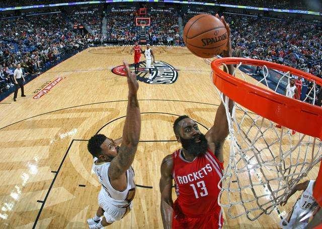  浓眉哥内线翻江倒海，湖人主场轻取雷霆稳固附加赛席位